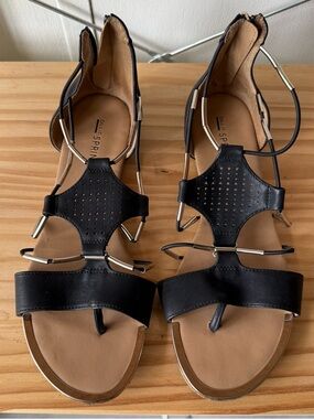 Black Gladiator-Style T-Strap Sandals with Metallic Accents
